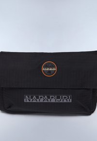 Borsa in tessuto nero con superficie testurizzata, dotata di una toppa rotonda con logo e il nome del marchio "NAPAPIJRI" in grigio nella parte anteriore. Chiusura a pattina ingrandita.