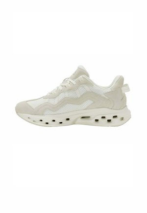Baskets en maille blanche et suède avec un design en vagues, fermeture à lacets et semelle perforée pour ventilation, vues de côté.