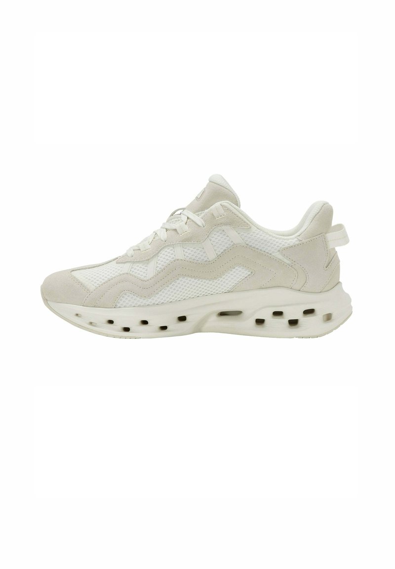 Sneaker bianco in rete e suede con design a onde, chiusura con lace-up e suola perforata per ventilazione, mostrato di lato.