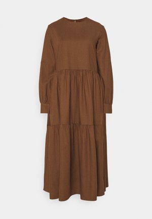 Vestido marrón de manga larga con cuello redondo, diseño en volantes y tela texturizada. Incluye cintura fruncida y mangas con puños.