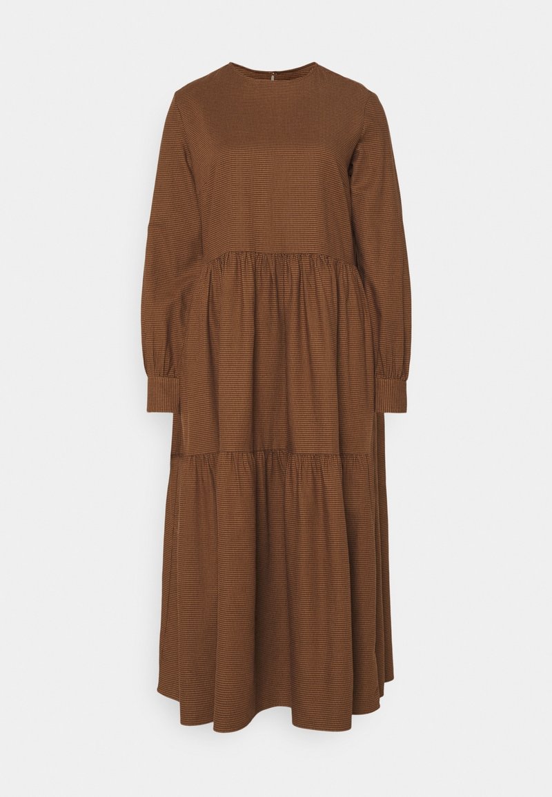 Robe marron à manches longues avec un col rond, design à volants et tissu texturé. Comprend une taille froncée et des manches à poignets.