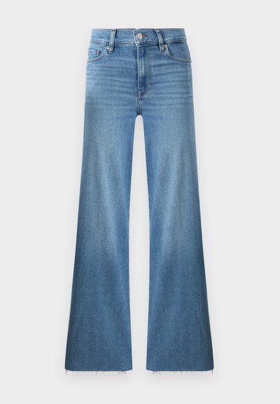 Lyseblå flare jeans lavet af denim. Features en høj talje, fem lommer og rå kanter. Graduel farvefade fra mørk til lys.