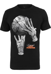 Melns T-krekls ar grafiku, kurā attēlotas saplaisājušas rokas, kas tur basketbola bumbu, ar uzrakstu "Leģendas ilgi paliek" oranžā krāsā.