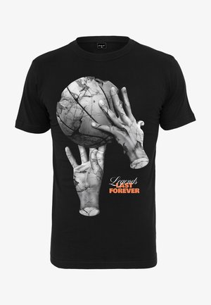 Zwarte T-shirt met een afbeelding van gebarsten handen die een basketbal vasthouden, met de tekst "Legendes Blijven Voor Altijd" in oranje.