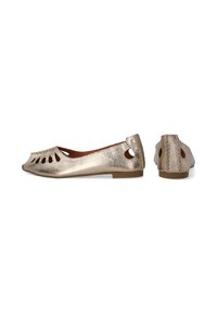 Ballerines métalliques dorées avec des découpes et un accent tressé à l'arrière. Semelle plate et texture en cuir lisse. Design à bout ouvert.
