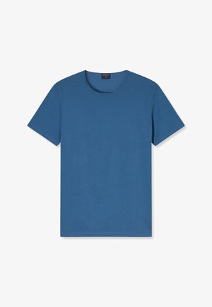 Blaues Baumwoll-T-Shirt mit rundem Ausschnitt und kurzen Ärmeln, kombiniert mit dunkler Hose. Glatte Textur, tailliertes Design.