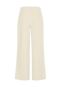 Pantalon crème taille haute à jambes larges avec deux poches arrière, conçu pour une coupe décontractée.