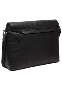 Borsa a tracolla in pelle nera con chiusura a pattina, dotata di tasca con zip sulla parte anteriore e di una tracolla regolabile per uso crossbody.