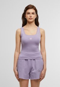 Débardeur violet avec un décolleté carrée et un petit logo brodé sur la poitrine, associé à un short violet assorti présentant un motif de papillon discret.