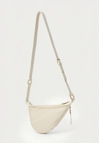 Borsa in pelle bianca con texture diagonale a coste, forma piatta e tracolla regolabile. Dotata di una cerniera dorata e un piccolo dettaglio con cursore della cerniera.