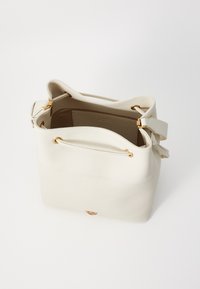 Geantă de tote albă cu textură, cu detalii aurii, un interior spațios și o închidere sigură, având curele reglabile și un design simplu.