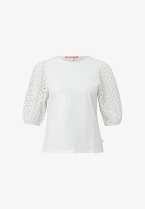 Witte blouse met korte mouwen, een effen lijfje en opgepofte opengewerkte kanten mouwen die eindigen in elastische boorden.