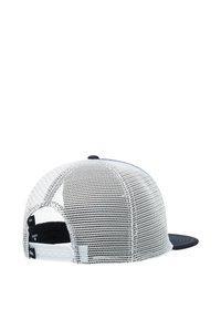 Gorra trucker de malla blanca con visera azul marino. Cuenta con cierre a presión y una visera curvada. Malla texturizada y acentos de color sólido.