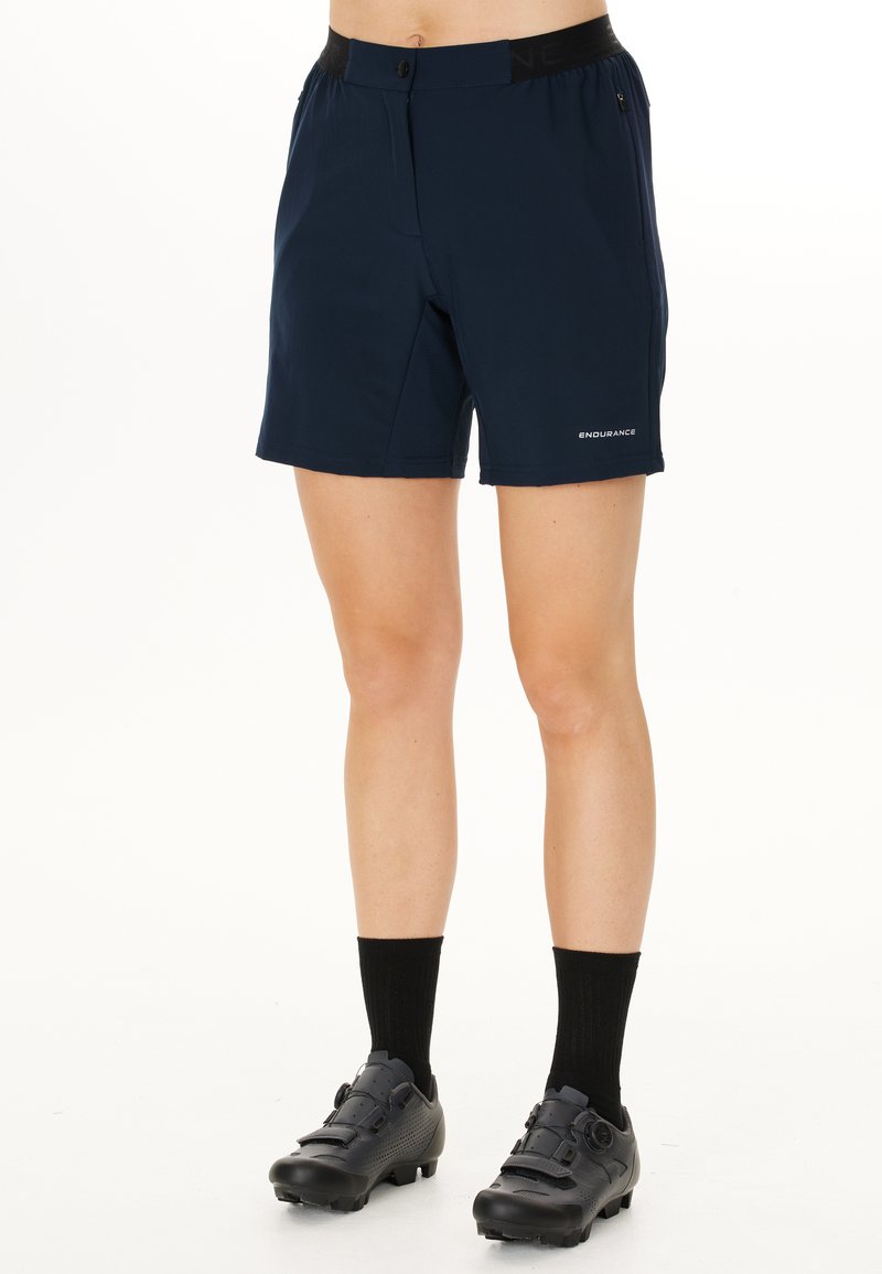 Marina blå sportshorts i lättviktsmaterial, med elastisk midja, framficka och logotypdetalj nära fållen.