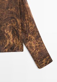 Brun langærmet top med mønster, der indeholder indviklede blomsterdesign i mørkere nuancer, med en glat, let tekstur og lige snit.