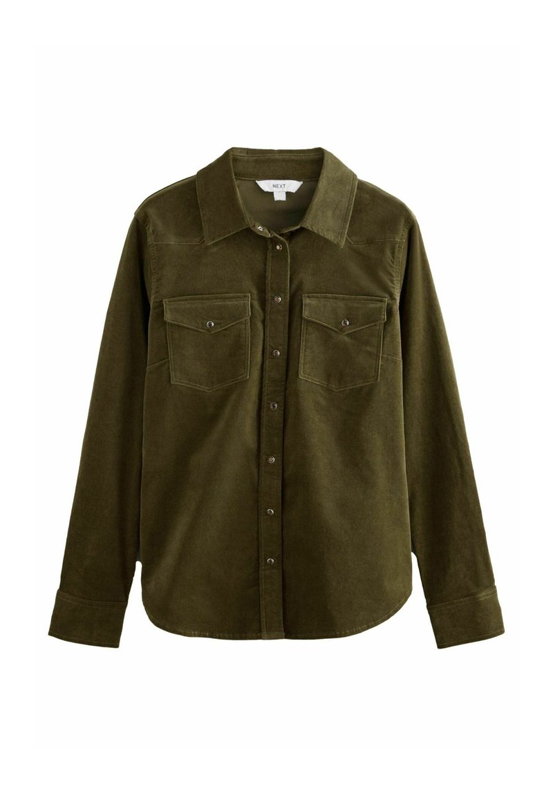 Camicia in corduroy verde oliva con colletto, chiusura a bottoni e due tasche sul petto. Presenta maniche lunghe e una consistenza morbida.