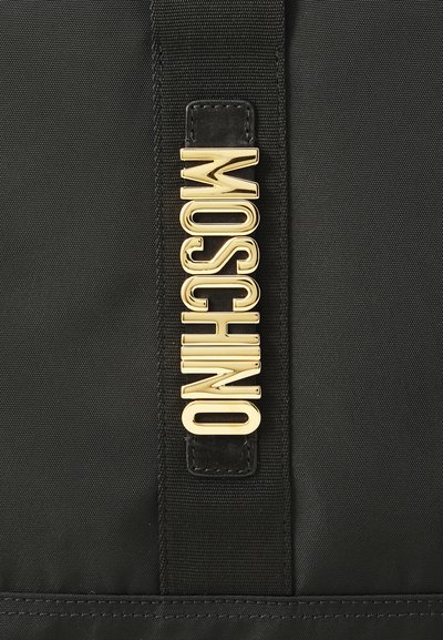 Geantă din material textil negru, cu un logo proeminent "MOSCHINO" de culoare aurie, scris cu un font îndrăzneț, având accente texturate pe curea.