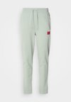 DOAK - Pantalones deportivos - light pastel green