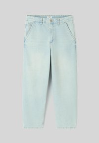 Jeans en denim bleu clair avec une coupe droite, dotés de poches avant, d'une fermeture à bouton et de détails de décoloration minimes.