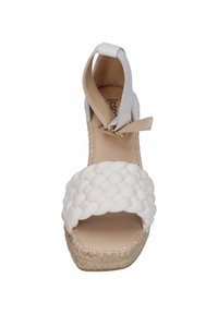 Weiße Espadrille-Sandale mit geflochtenem Zehenriemen, Knöchelriemen mit Schnalle und Jute-Wedgesohle. Glatte Ledertextur.