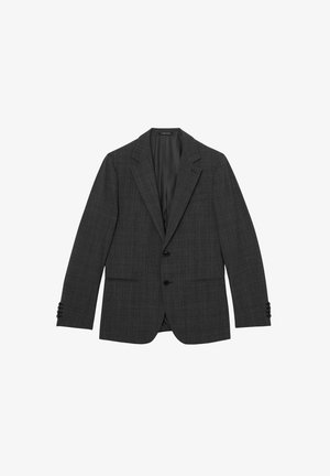 Ciemnoszara męska marynarka w subtelny wzór w kratę, z klapami wyciętymi wcięciami, dwoma guzikami z przodu i kieszeniami na patki, wyłożona na płasko na białym tle.