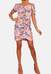 Blommig off-shoulder klänning med en figurnära design, som har rosa, orange och blå färger, rynkning och en knappdetalj fram.