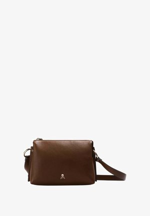 Bolso bandolera de cuero marrón con un diseño estructurado, que presenta un logo sutil, una correa desmontable y una superficie texturizada.