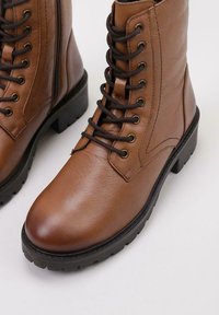 Sandra Fontán GARVANIE - Botines con plataforma - camel