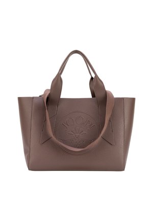 Braune, strukturierte Ledertasche mit zwei Griffen und einem Schulterriemen, mit einem rund geprägten Logo auf der Vorderseite.