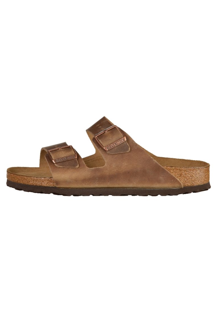 Bruine leren sandalen met twee gespen, een kurken voetbed en een textuurrubber zool, met een slank, open ontwerp.