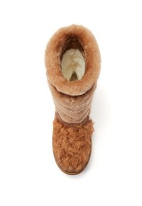 Svetlohnedá čižma s kožušinou, s nadýchaným povrchom, okrúhlou špičkou a jemným vnútrom. Obsahuje rôzne textúry a hladkú podrážku.