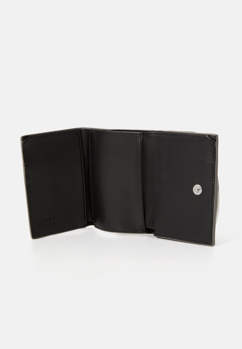 Schwarze Lederbörse mit glatter Textur. Verfügt über mehrere Kartenfächer und einen Druckverschluss. Logo auf der Seite geprägt. Innenansicht gezeigt.