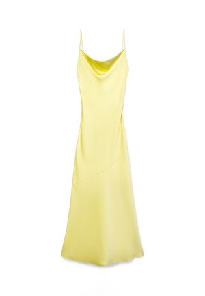 Robe nuisette en satin jaune avec fines bretelles spaghetti et un décolleté drapé, longue jusqu'au sol avec une couture asymétrique légère.