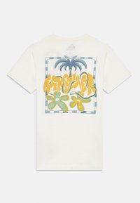 Witte katoenen T-shirt met een kleurrijke grafische print van palmbomen en bloemen, omrand door een geblokte rand. Korte mouwen, klassieke pasvorm.