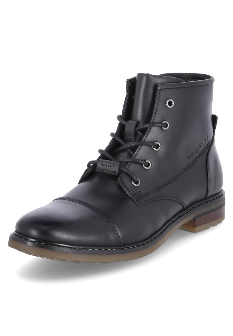 Bota de cuero negro a la altura del tobillo con punta redondeada, cierre con cordones, ojales de metal y suela marrón en contraste. Presenta detalles de costura visibles.