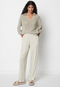 Marc O'Polo WEITE AUS LEICHT ELASTISCHER  - Trousers - stone grey