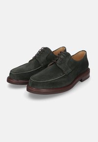 Donkergroene suède schoenen met een ronde neus, vetersluiting en een bruine leren zool. Gladde textuur en minimale stikseldetails.