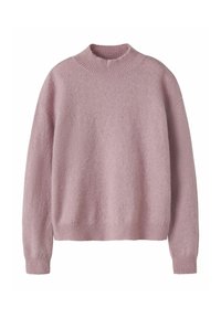 Pull léger rose, à col montant, en matière douce avec des poignets et un ourlet côtelés, présentant une coupe décontractée et un minimum de détails de couture.