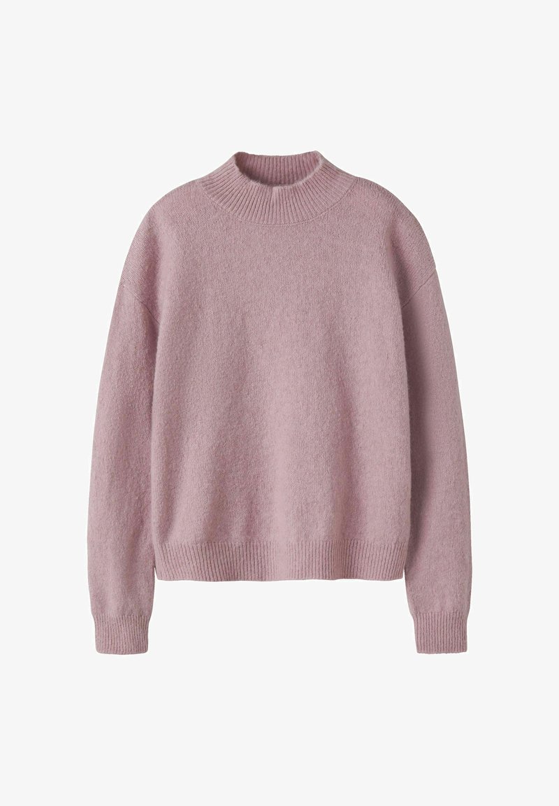 Pull léger rose, à col montant, en matière douce avec des poignets et un ourlet côtelés, présentant une coupe décontractée et un minimum de détails de couture.