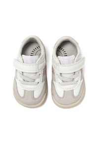 Zapatos para niños pequeños en tonos gris y blanco, con una mezcla de ante y cuero, detalles en rosa, correa ajustable y suelas de goma texturizadas.