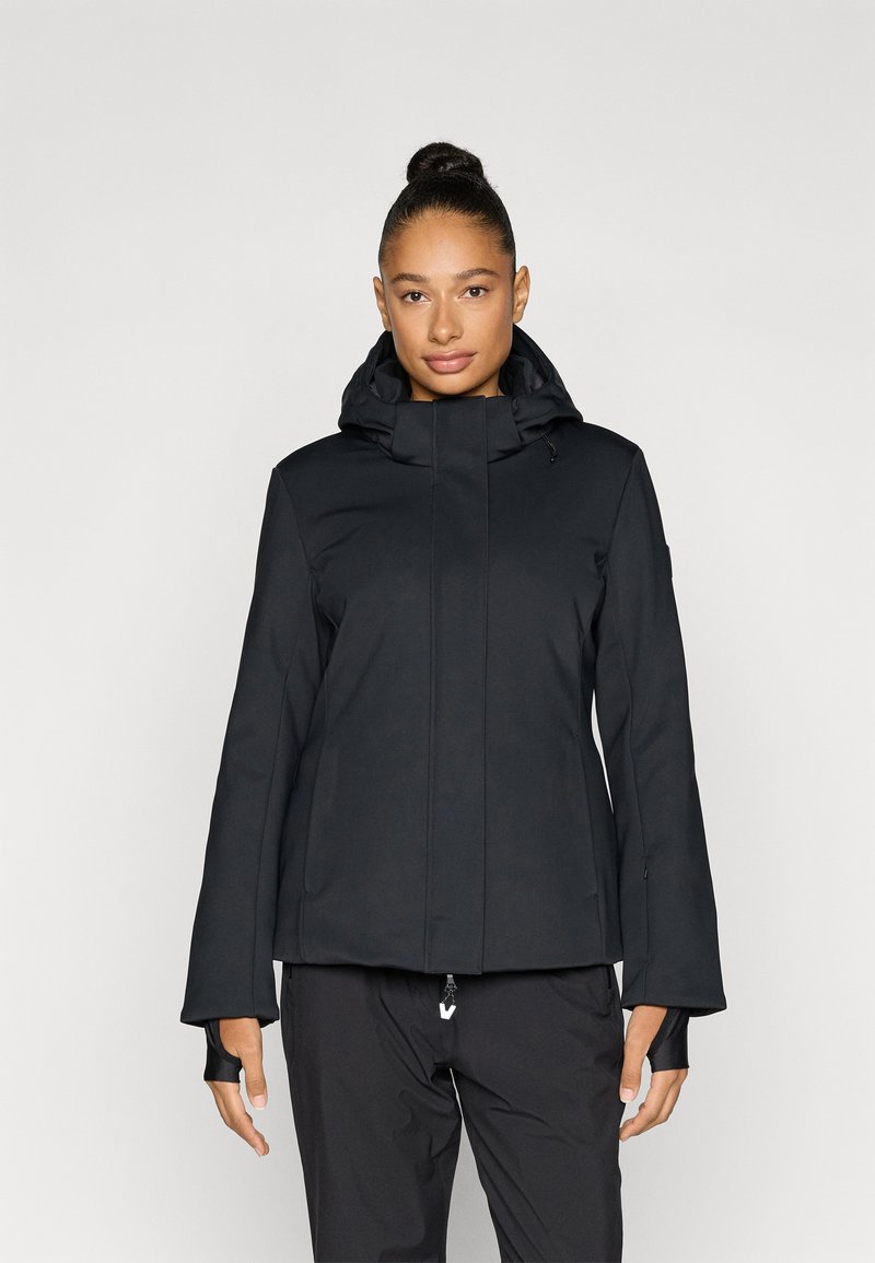 Čierna izolovaná bunda s vysokým golierom a nastaviteľnou kapucňou. Má predný zips, široké rukávy a otvory na palce na manžetách.