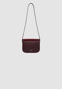 Borsa a tracolla in pelle bordeaux scuro con una lunga tracolla nera, texture liscia, forma rettangolare e design minimalista. Dettaglio dorato con il marchio visibile.
