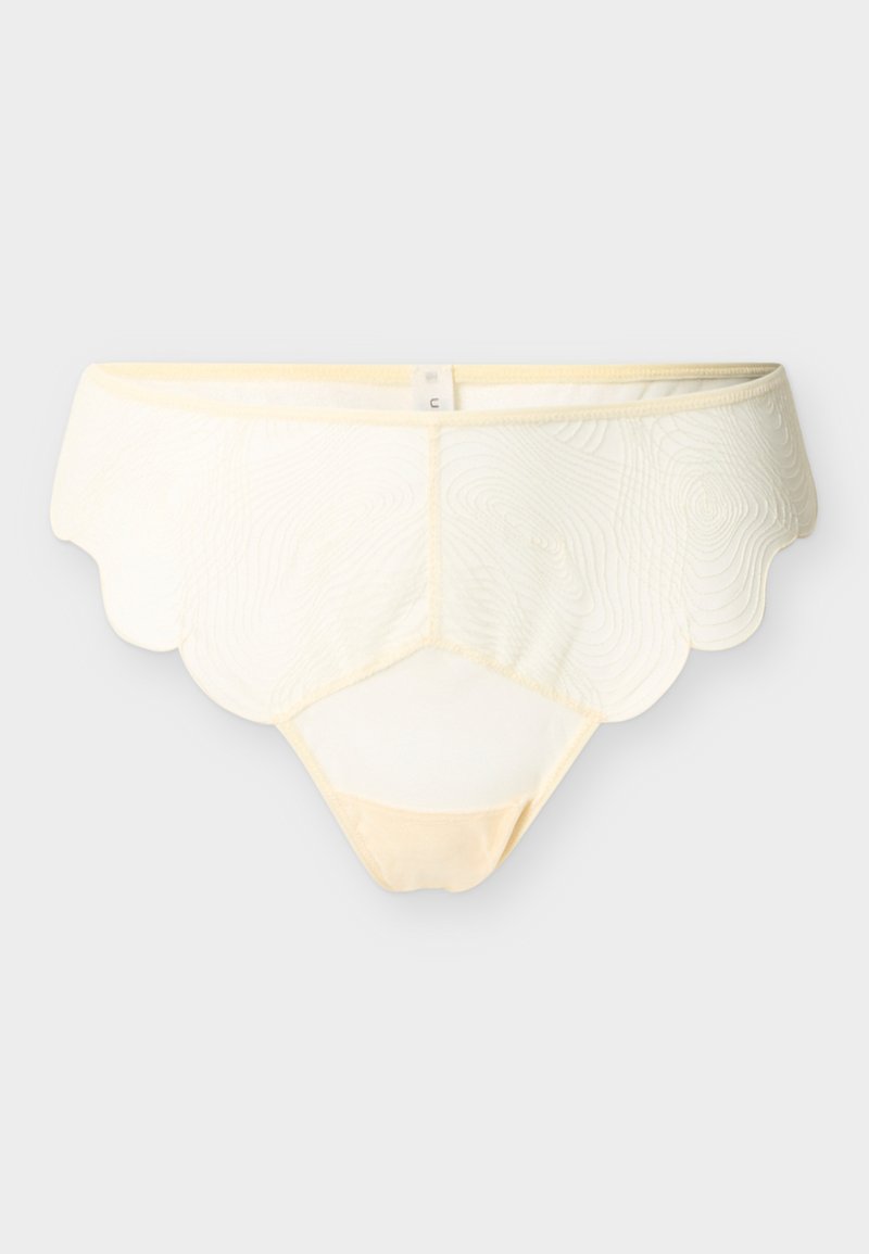 Culotte bikini en dentelle beige avec bords festonnés et motif tourbillonnant texturé subtil, présentée sur un fond clair uni.
