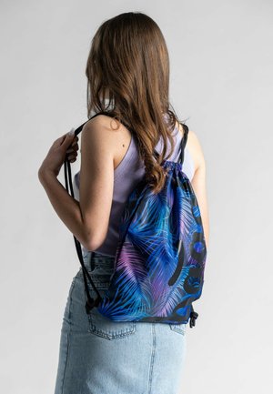 Zaino a cordoncino nero con vivaci motivi di foglie blu e viola; realizzato in materiale leggero, presenta spallacci regolabili e una chiusura a coulisse.