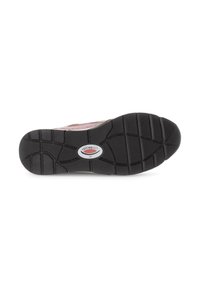 Zwarte rubberen zool met een gestructureerd profiel, met een cirkelvormig logo. Bovenste gedeelte in zacht roze leer met ventilatieperforaties.