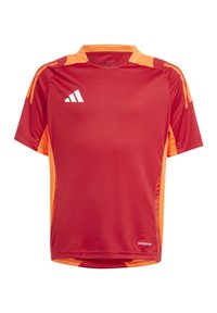 Rood sportshirt met korte mouwen en oranje accenten, gemaakt van vochtafvoerend materiaal, met een ronde hals en een wit logo op de borst.
