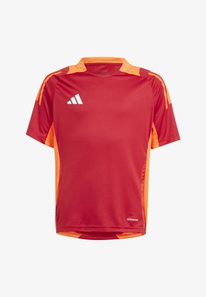 Maillot de sport rouge à manches courtes avec des accents orange, fabriqué en tissu évacuant l'humidité, présentant un col rond et un logo blanc sur la poitrine.
