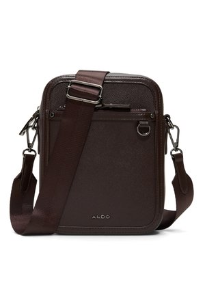 Tmavě hnědá kožená kabelka přes rameno s nastavitelným popruhem, přední kapsou na zip a kovovým logem "ALDO" na spodní přední straně.