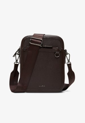 Donkerbruine leren crossbodytas met verstelbare riem, voorvak met ritssluiting en metalen logo "ALDO" aan de onderkant van de voorkant.