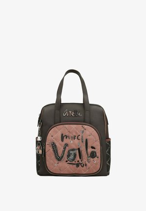 Bolso marrón con un bolsillo frontal acolchado rosa, decorado con "merci" y "voilà" en negro, adornado con rhinestones y herrajes plateados.